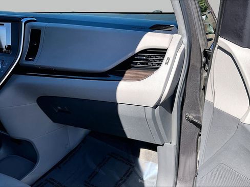 Used 2015 Toyota Sienna XLE Premium AWD/4WD image 18