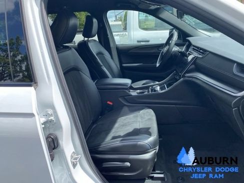 Used 2025 Jeep Grand Cherokee Altitude AWD/4WD image 16