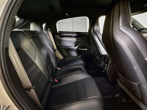 Certified 2025 Porsche Cayenne Turbo AWD/4WD image 19
