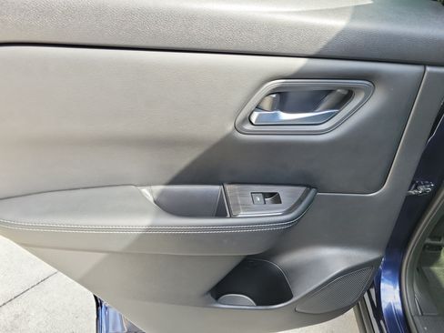 Used 2025 Nissan Rogue SV FWD image 12