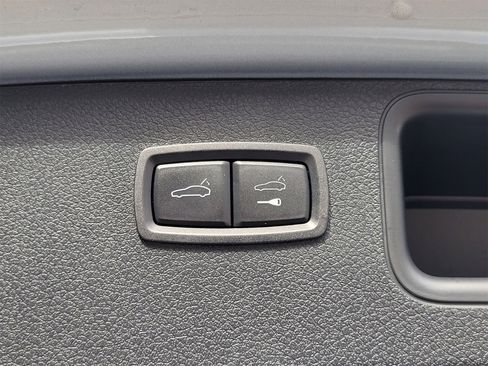 Certified 2023 Porsche Macan image 32