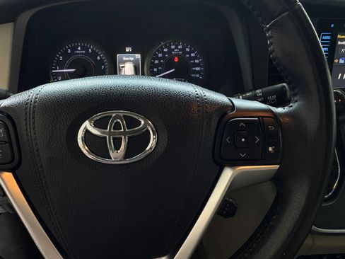 Used 2016 Toyota Sienna XLE w/ XLE Navigation Package FWD image 16