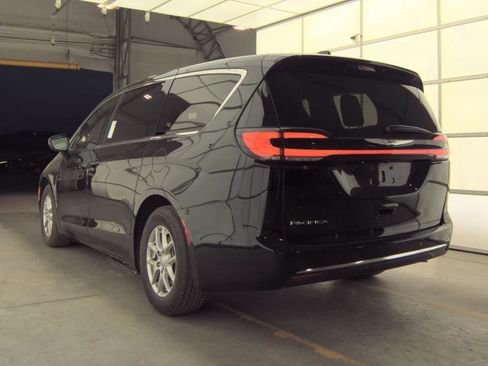 Used 2026 Chrysler Pacifica Select image 4