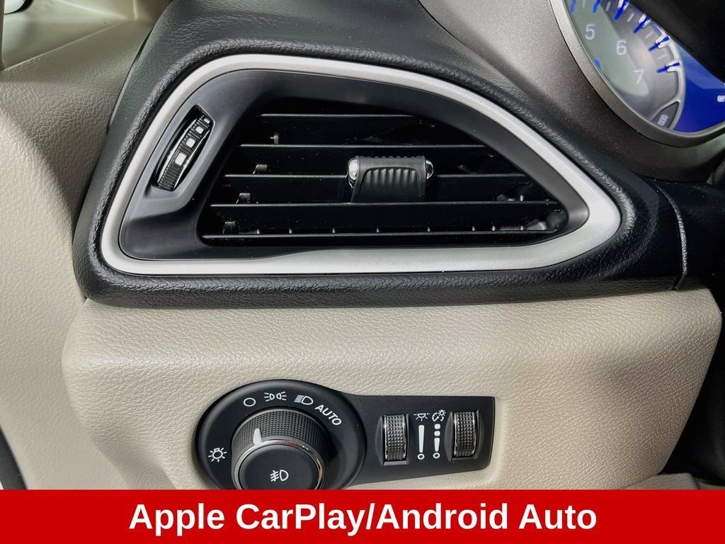 Used 2024 Chrysler Pacifica Touring-L FWD image 12