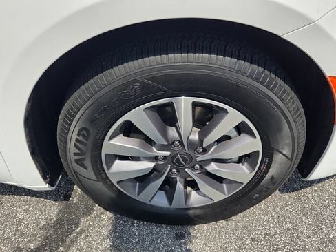 Used 2024 Chrysler Pacifica Limited FWD image 11