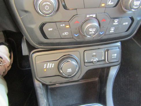 Used 2021 Jeep Renegade Latitude image 16