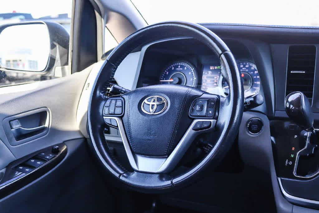 Used 2019 Toyota Sienna XLE w/ XLE Navigation Package FWD image 14
