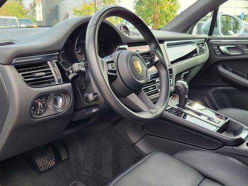 Certified 2023 Porsche Macan image 4