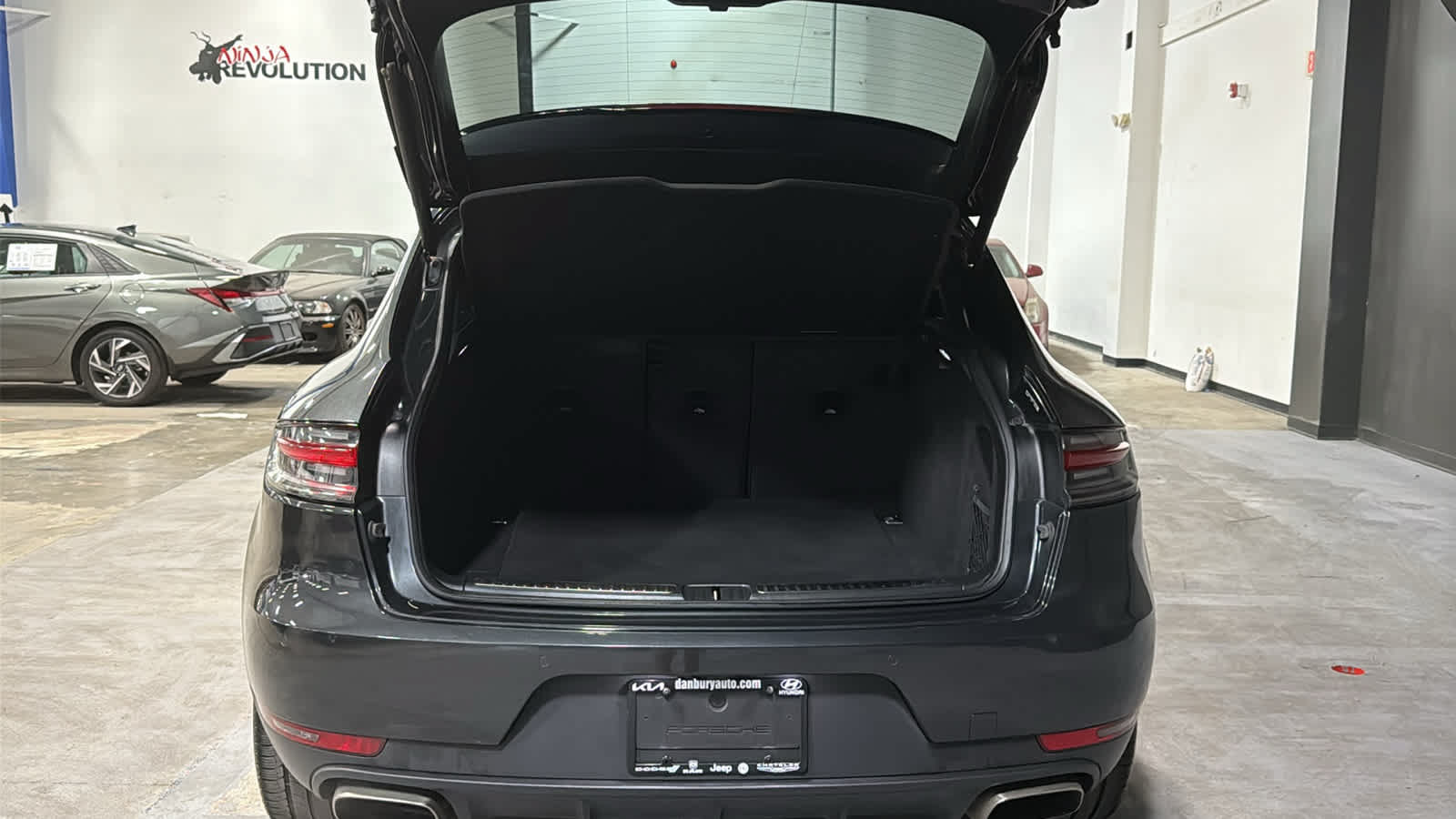 Used 2021 Porsche Macan AWD/4WD image 30
