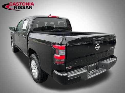 Used 2023 Nissan Frontier SV image 7