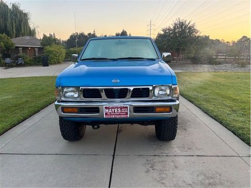 Used 1997 Nissan Pickup 4x4 King Cab image 2