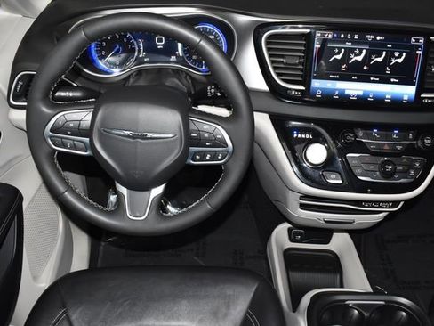 Certified 2024 Chrysler Pacifica Touring-L image 14