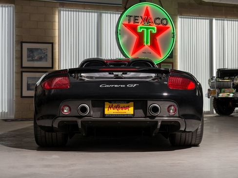 Used 2005 Porsche Carrera GT RWD image 4
