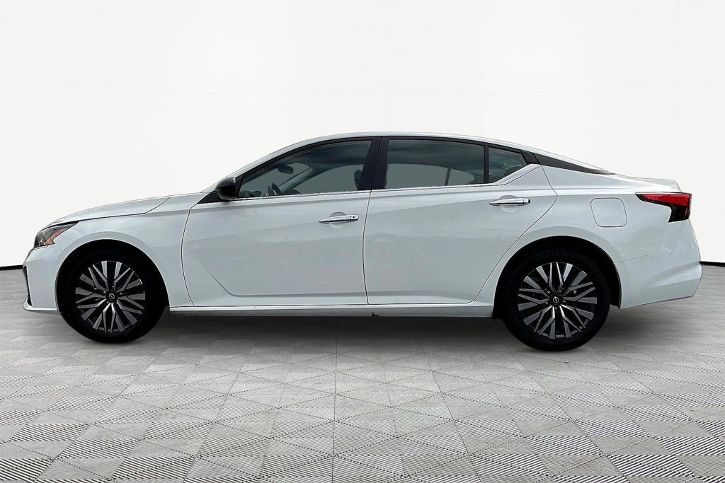 Used 2025 Nissan Altima 2.5 SV FWD image 4