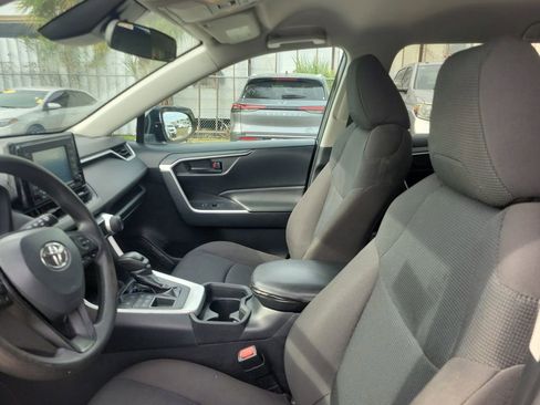 Used 2021 Toyota RAV4 LE image 17