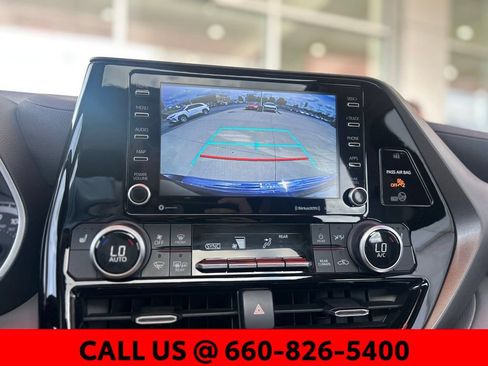 Used 2022 Toyota Highlander XLE AWD/4WD image 23