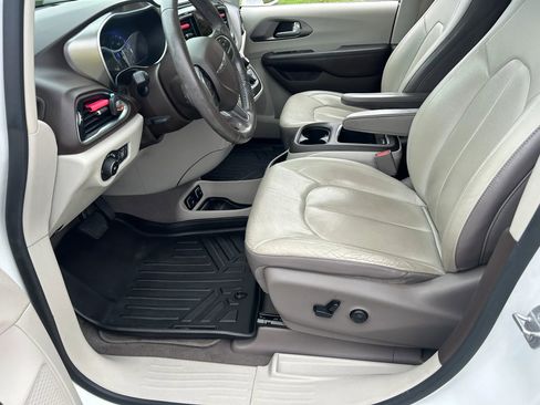 Used 2018 Chrysler Pacifica Touring-L Plus w/ Tire & Wheel Group FWD image 4