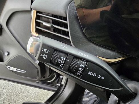 Used 2025 Buick Envision Avenir AWD/4WD image 37
