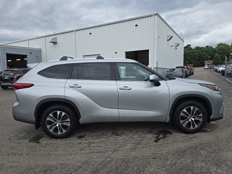 Used 2021 Toyota Highlander XLE AWD/4WD image 13
