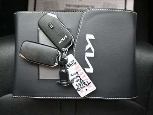 Used 2023 Kia Sorento S image 11