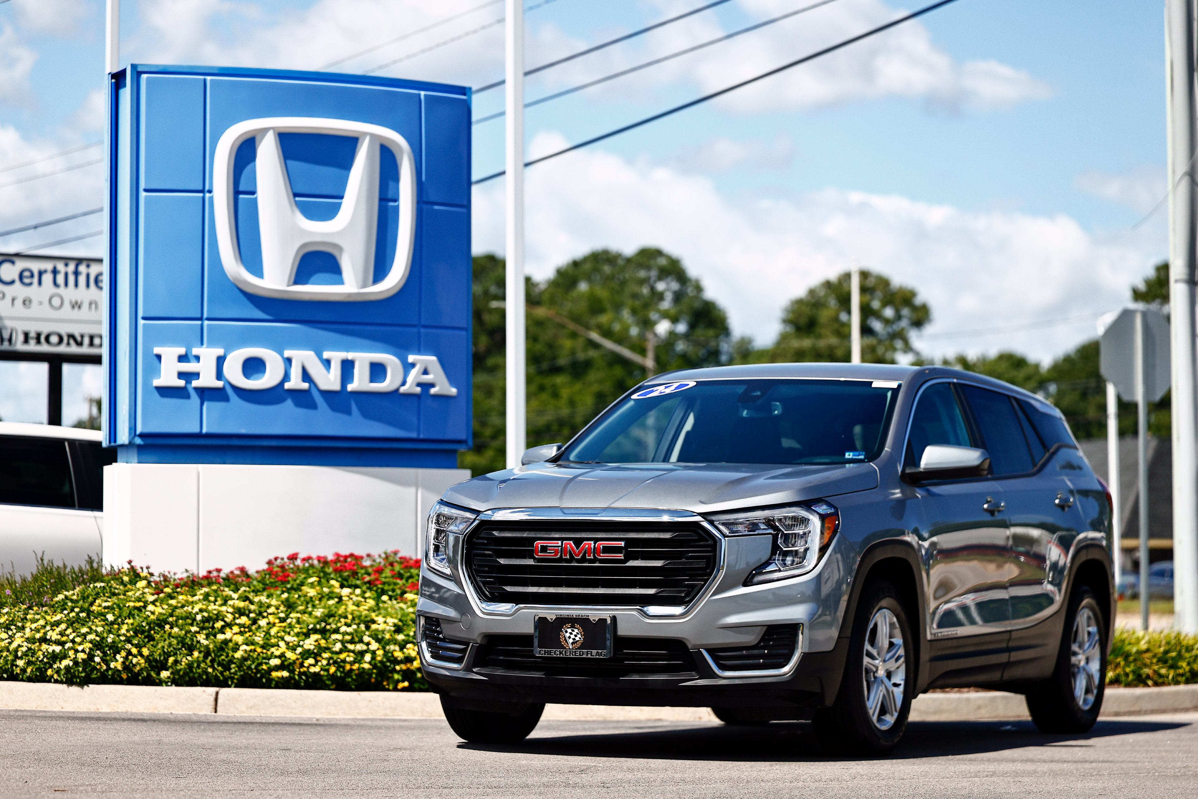Used 2024 GMC Terrain SLE AWD/4WD image 1