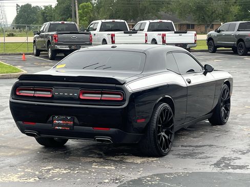 Used 2018 Dodge Challenger SXT RWD image 9