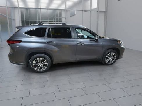 Used 2023 Toyota Highlander XLE AWD/4WD image 9