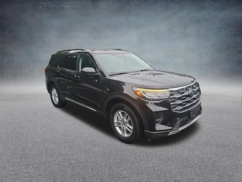 Used 2025 Ford Explorer Active AWD/4WD image 2