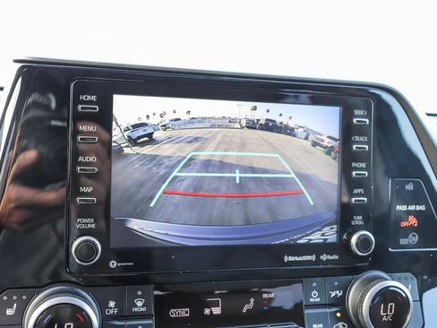 Used 2022 Toyota Highlander XLE FWD image 29