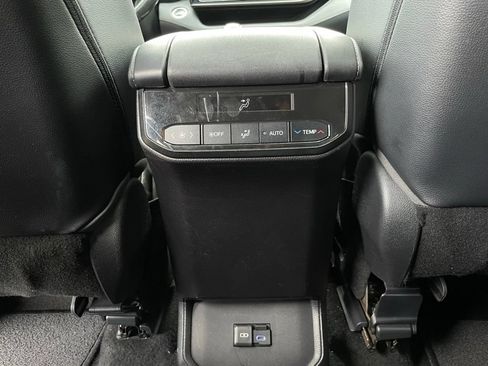 Used 2022 Toyota Highlander XLE AWD/4WD image 29