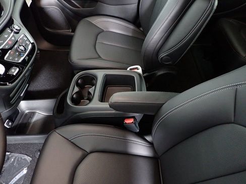 New 2026 Chrysler Pacifica Select w/ S Appearance Package image 28