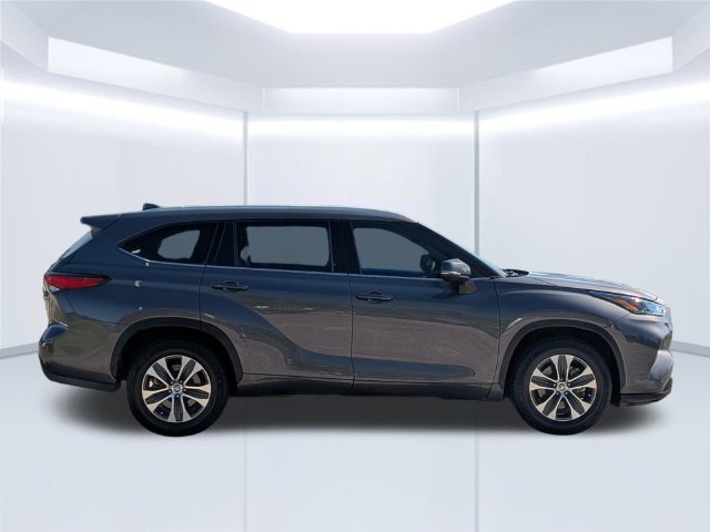 Used 2022 Toyota Highlander XLE FWD image 7