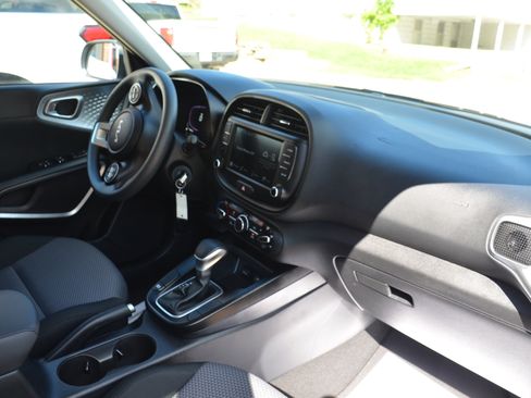 Used 2025 Kia Soul LX w/ LX Technology Package FWD image 27