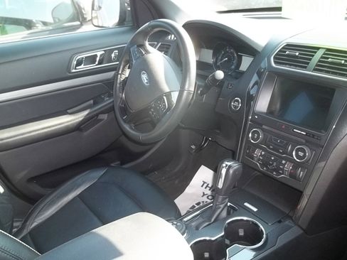 Used 2018 Ford Explorer XLT w/ Equipment Group 202A image 5