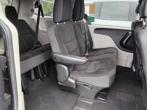 Used 2019 Dodge Grand Caravan SE w/ UConnect Hands-Free Group FWD image 9