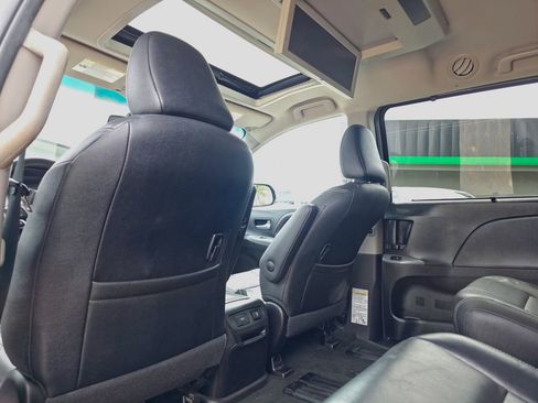 Used 2017 Toyota Sienna SE Premium FWD image 14