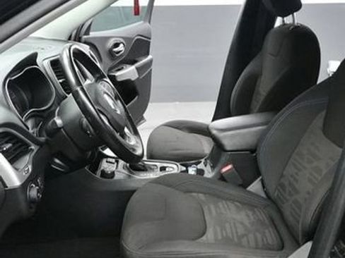 Used 2020 Jeep Cherokee Latitude AWD/4WD image 10