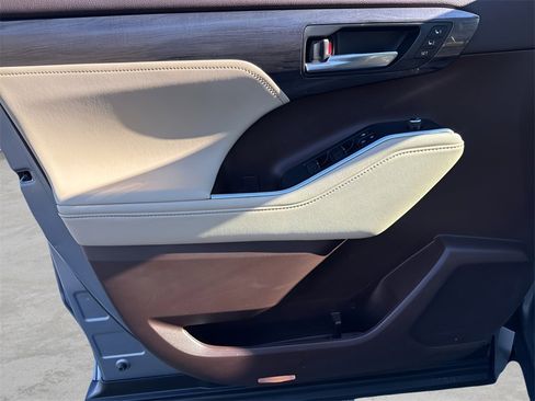 Used 2021 Toyota Highlander Platinum image 23