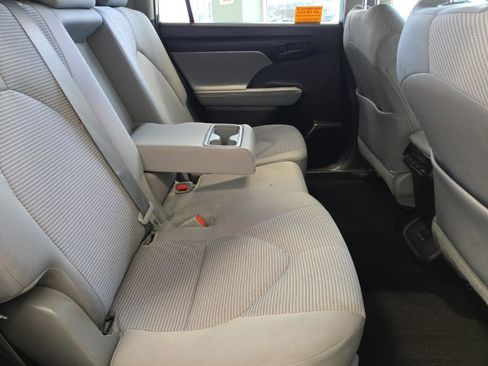 Used 2022 Toyota Highlander LE image 17
