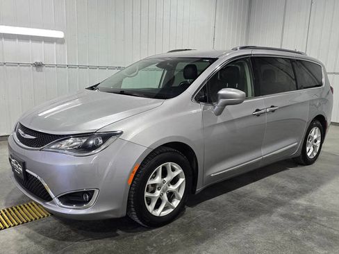 Used 2018 Chrysler Pacifica Touring-L Plus w/ Tire & Wheel Group FWD image 2