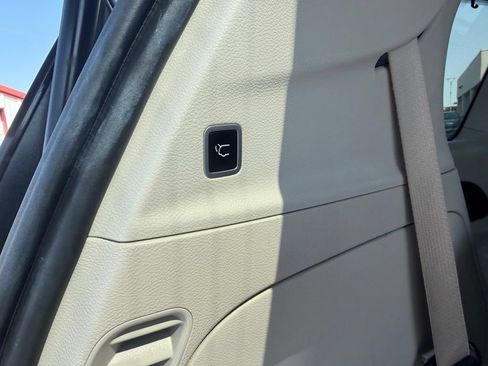 Used 2018 Chrysler Pacifica Touring-L w/ Tire & Wheel Group FWD image 22