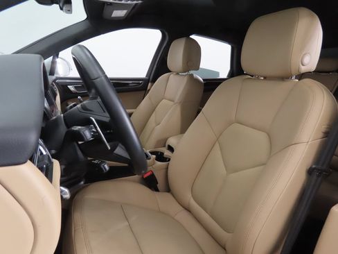 Certified 2026 Porsche Macan AWD/4WD image 5