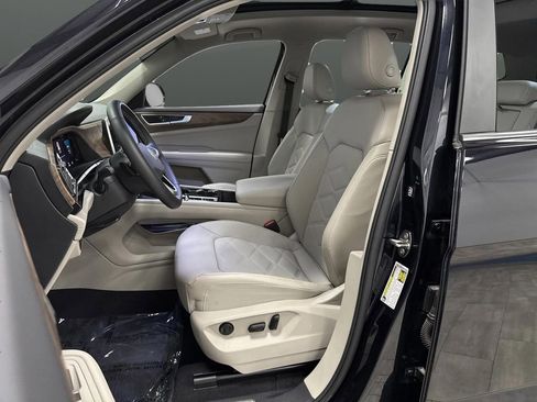 Used 2024 Volkswagen Atlas SE w/ Panoramic Sunroof Package image 4