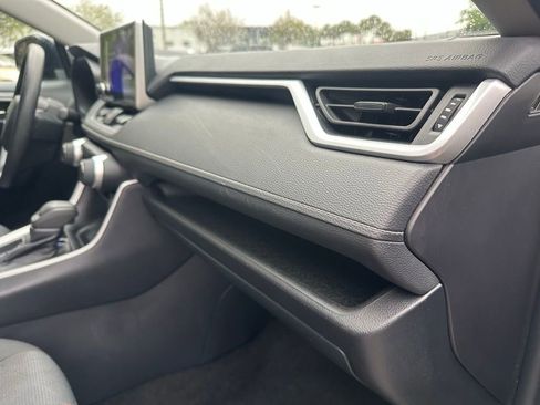 Used 2025 Toyota RAV4 XLE FWD image 38