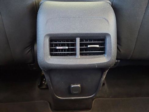 Used 2018 Chevrolet Equinox LT FWD image 16