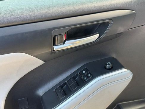Used 2022 Toyota Highlander XLE AWD/4WD image 19