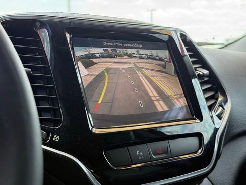 Used 2019 Jeep Cherokee Limited FWD image 16