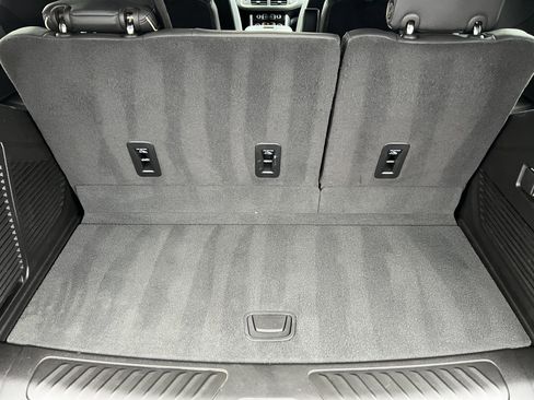 Used 2024 GMC Yukon SLT w/ SLT Luxury Package image 19