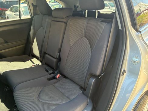 Used 2025 Toyota Highlander LE FWD image 41