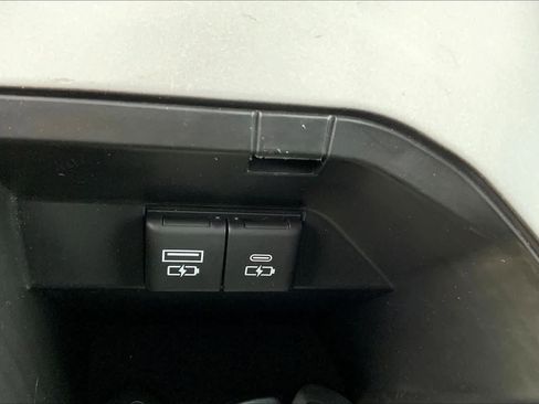 Used 2022 Toyota Camry LE image 32